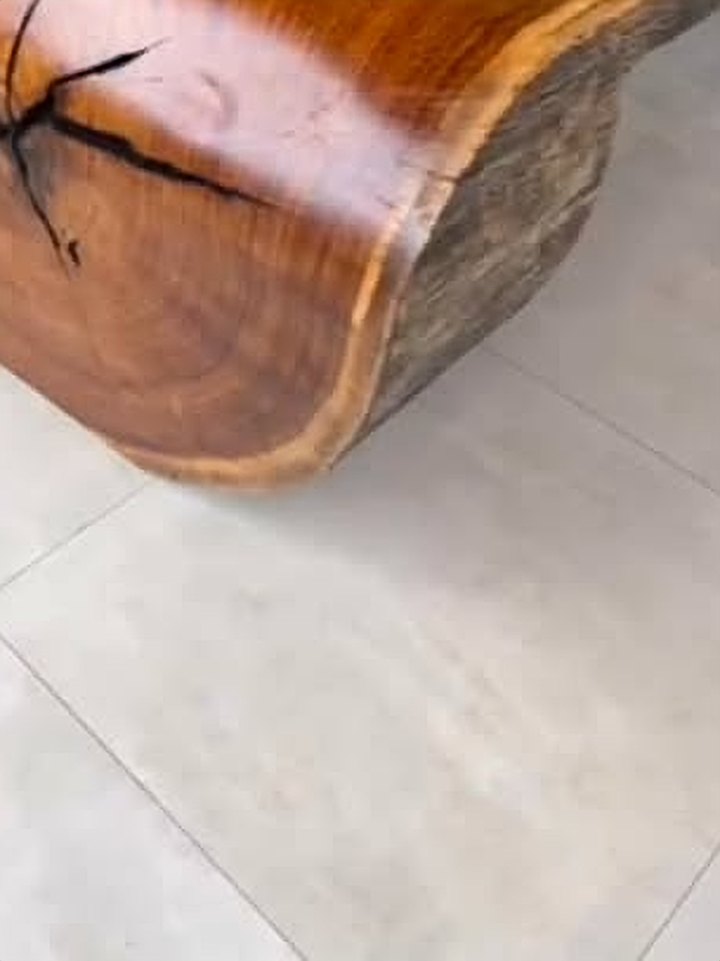 Mesa cascata de prancha maciça com a borda natural da árvore