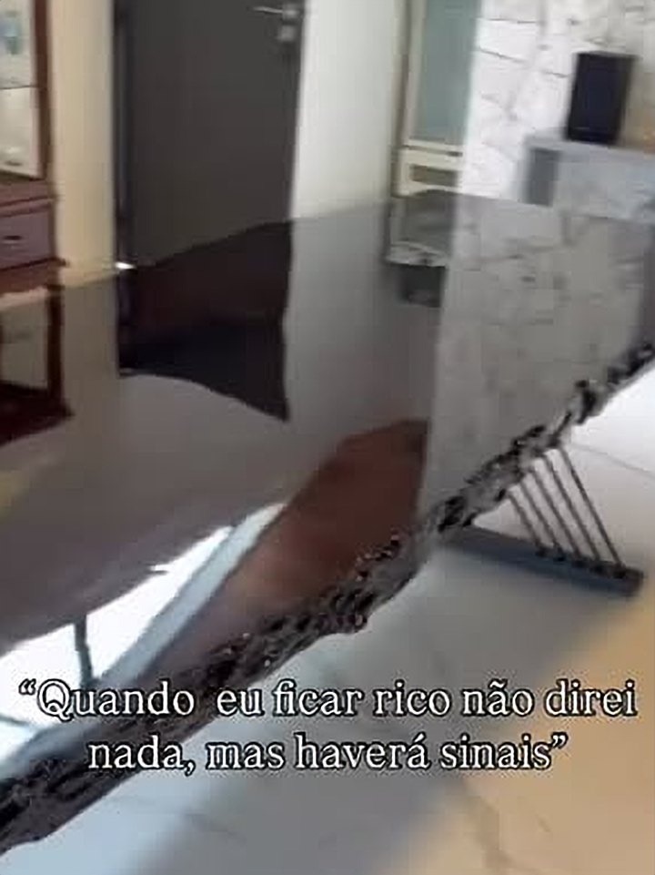 Mesa de prancha com resina escura e borda natural sobre base de aço