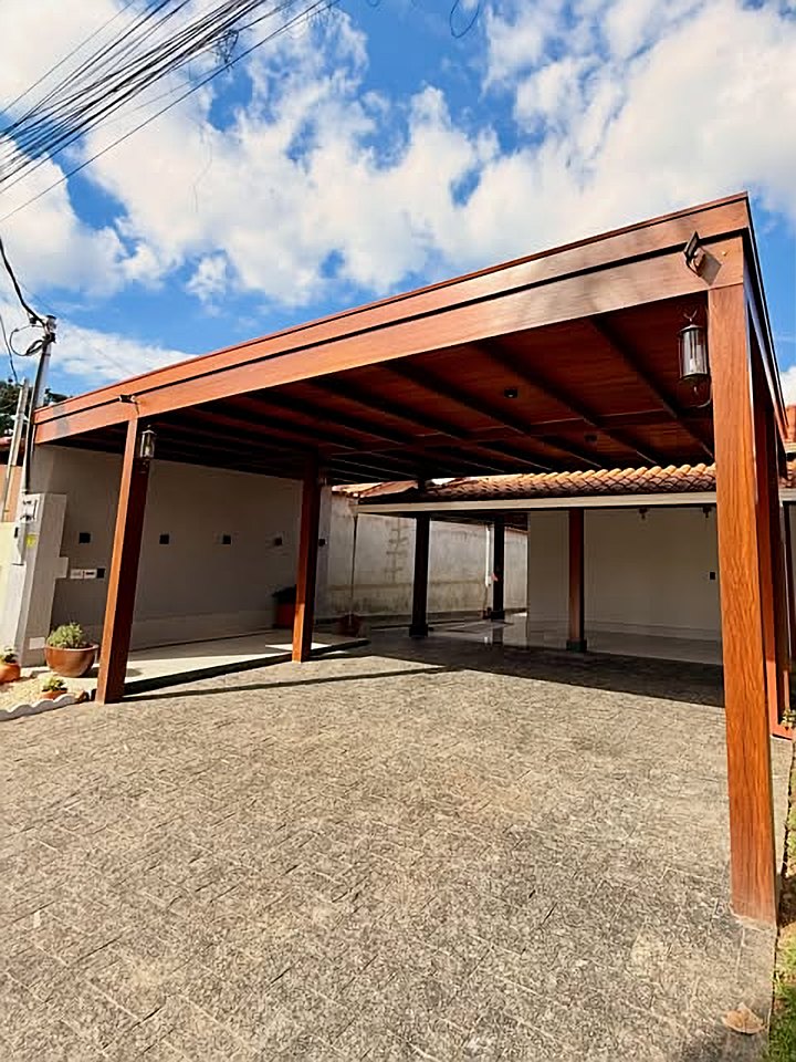Cobertura de garagem com pilares e vigas de madeira maciça